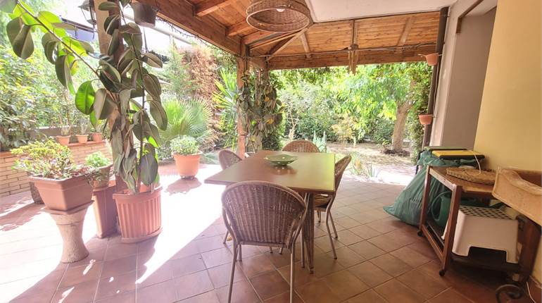 APPARTAMENTO CON BOX GIARDINO E CANTINOLA