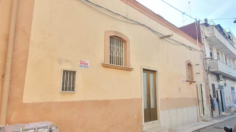 AMPIO PIANO TERRA CON AREA