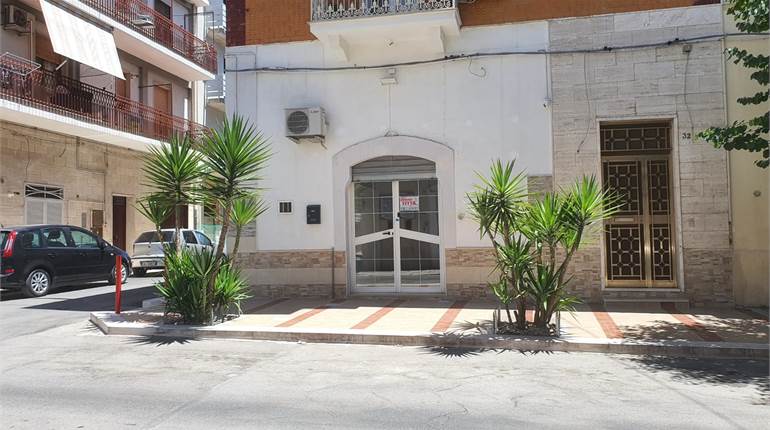 AMPIO LOCALE COMMERCIALE